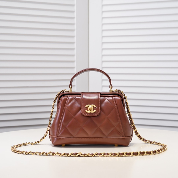 シャネルバッグ正面デザイン